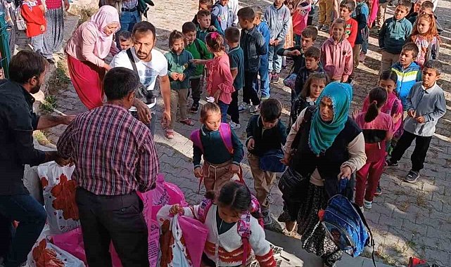 Öğrencilerin kırtasiye ihtiyaçlarını hayırsever aile giderdi