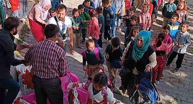 Öğrencilerin kırtasiye ihtiyaçlarını hayırsever aile giderdi