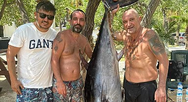 Oltalarına 160 kiloluk orkinos takılan amatör balıkçılar zor anlar yaşadı