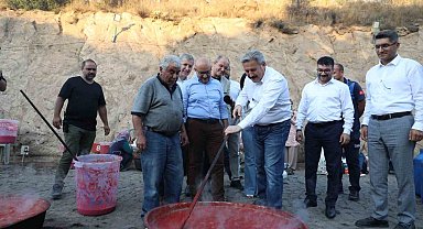 Salça Günlerinde Vatandaşlar Hem Salça Kaynatıyor, Hem Kaynaşıyor