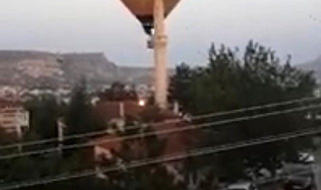 Sıcak hava balonu minarenin alemine çarptı, yürekler ağza geldi