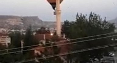 Sıcak hava balonu minarenin alemine çarptı, yürekler ağza geldi