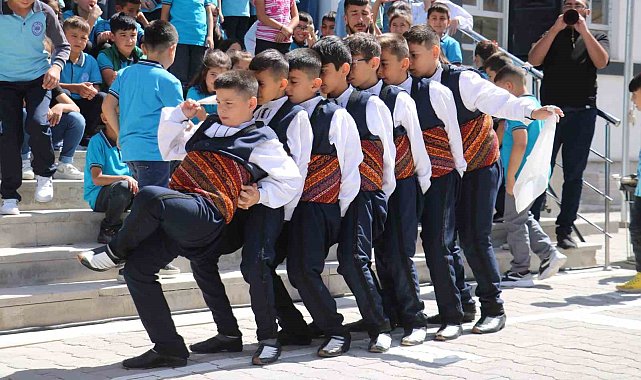 Sivas'ta öğrenciler davul, zurna ve halayla dersbaşı yaptı