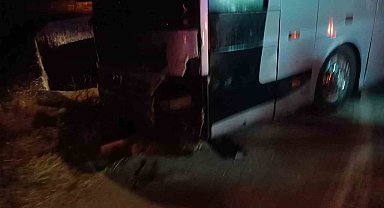 Sivas'ta yolcu otobüsü ile otomobil çarpıştı: 3 yaralı