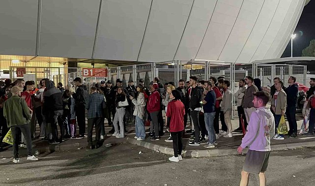 Stadyum turnikesi bozuldu, taraftarlar maçın ilk yarısını kaçırdı