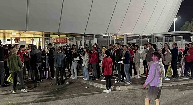 Stadyum turnikesi bozuldu, taraftarlar maçın ilk yarısını kaçırdı