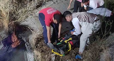 Su tahliye bacasına düşen kişiyi itfaiye ekipleri çıkardı