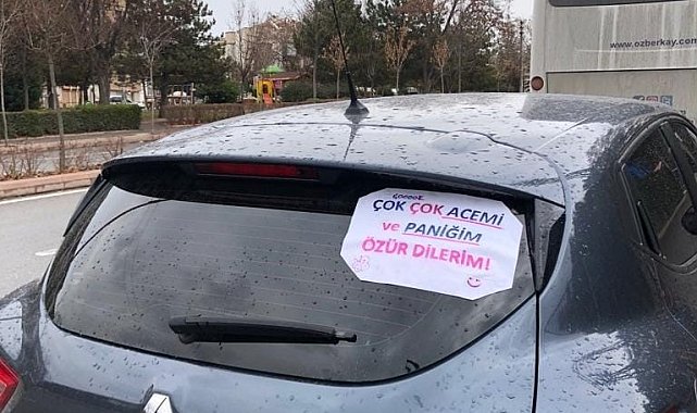 Sürücünün astığı "Çok çok acemi ve paniğim özür dilerim!" yazısı gülümsetti