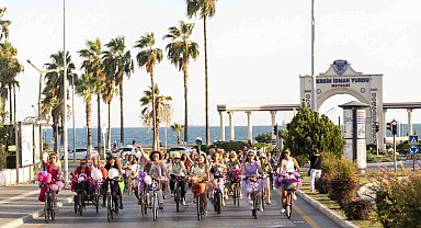 Süslü kadınlar, bisiklet farkındalığı için pedal çevirdi