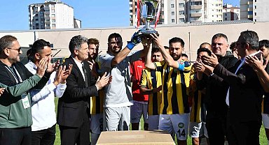 Talasgücü Belediyespor kupasına kavuştu