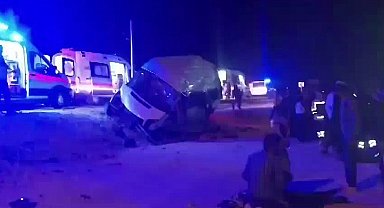 Tarım işçilerini taşıyan minibüs kaza yaptı: 8 Yaralı