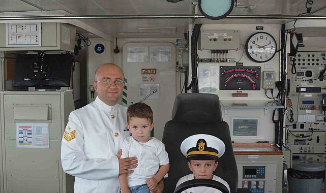 TCG Burgazada ve TCG Osmangazi gemileri İzmir'de ziyarete açıldı