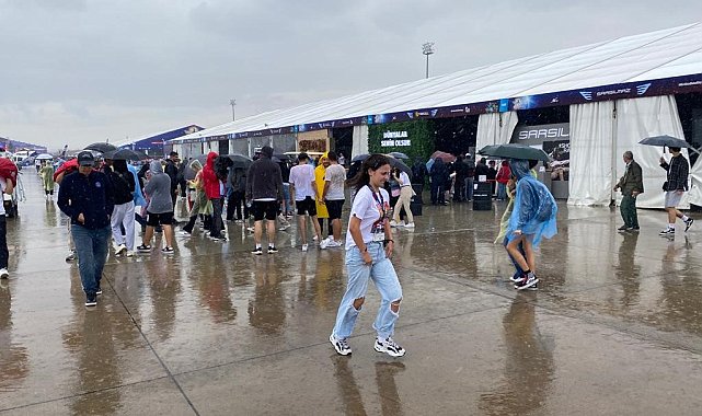 TEKNOFEST'te sağanak yağmura rağmen yoğun ilgi