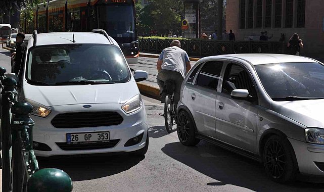 Trafiğin ters yönünden giderek canını tehlikeye attı