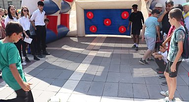 Türkiye Futbol Federasyonunun valilik önünde düzenlediği etkinliğe yüzlerce genç katıldı