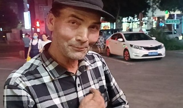 Urumçi'de Türkiye sevgisi: Kalbini gösterdi