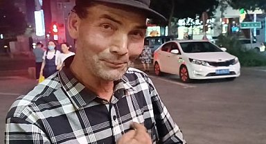 Urumçi'de Türkiye sevgisi: Kalbini gösterdi