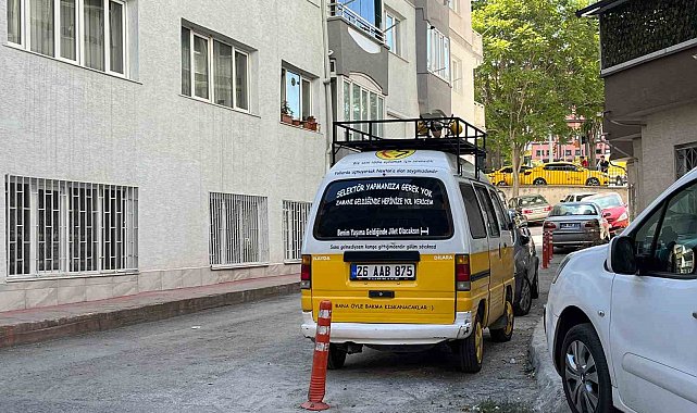 Üzerinde komik yazılar barındıran minik araç ilgi odağı oldu