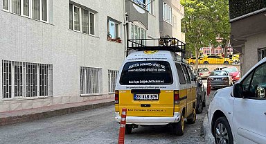 Üzerinde komik yazılar barındıran minik araç ilgi odağı oldu