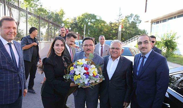Vali Çiçek, Aile ve Sosyal Hizmetler İl Müdürlüğünü ziyaret etti