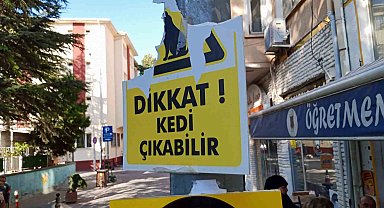 Vandallar hayvansever esnafın plastik uyarı levhasına göz dikti