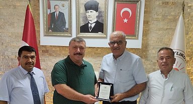 Yalımkaya Çevre Köyleri Kültür ve Dayanışma Derneği'nden Başkan Alp'e plaket