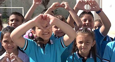 Yaz tatili sona erdi, ilk ders zili çaldı: Öğrenciler güle oynaya sınıfları doldurdu