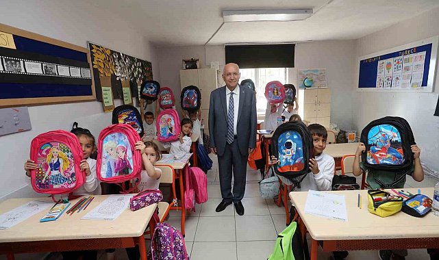 Yenimahalle Belediyesinden çocuklara çanta hediyesi