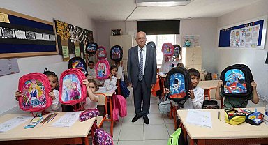 Yenimahalle Belediyesinden çocuklara çanta hediyesi