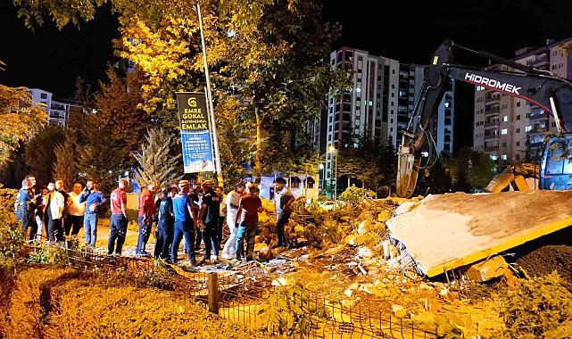 Yıkım sırasında duvarın caddeye devrildiği anlar kamerada