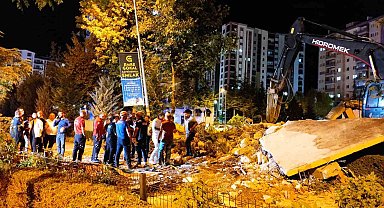 Yıkım sırasında duvarın caddeye devrildiği anlar kamerada