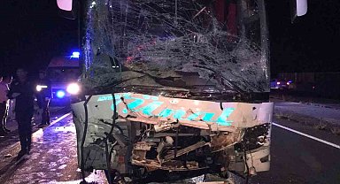 Yolcu otobüsü otomobile çarptı: 2 ölü, 20 yaralı