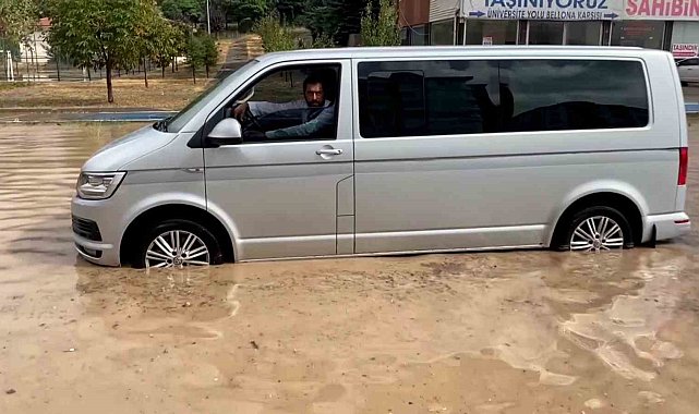 Yozgat'ta etkili olan sağanak yolları göle çevirdi, ev ve iş yerlerini su bastı