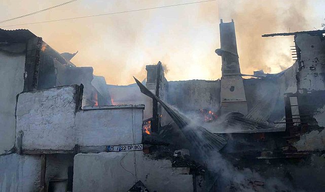 2 katlı ahşap ev yanarak kullanılmaz hale geldi