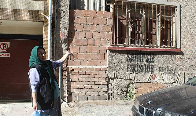 20 yıllık virane ev mahalleliyi tedirgin ediyor