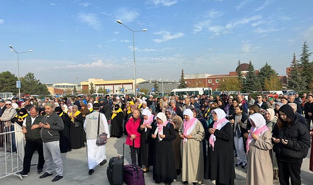 200'ün üzerinde umreci dualarla kutsal topraklara yola çıktı