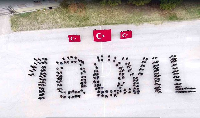 240 lise öğrencisi "100. Yıl" yazıp Türk bayrağı açtı