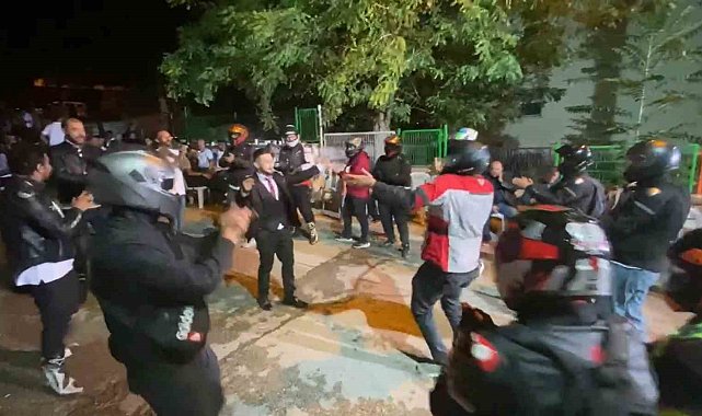 25 motorcu kasklarıyla piste çıkıp çiftetelli oynadı
