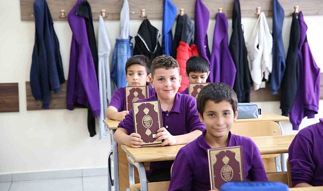 'Kur'an-ı Kerim' veya 'Peygamberin Hayatı' derslerini seçen çocuklara anlamlı hediye