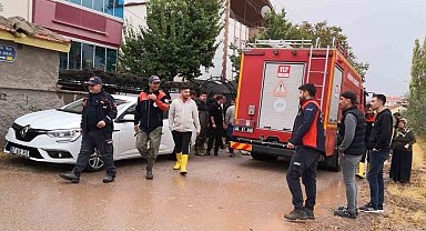 Aksaray'da 4 çocuk tavana kadar sel suyuyla dolan odada kaldı