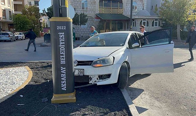 Aksaray'da otomobil refüjdeki aydınlatma direğine çarptı: 1 yaralı