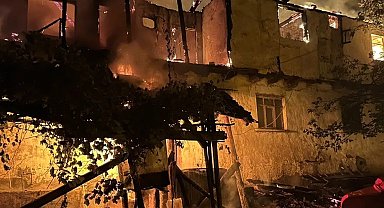 Alevlere teslim olan ev küle döndü