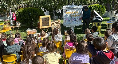 Anaokulu öğrencileri arıların çalışma sistemini yakından inceledi