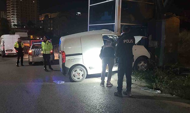 Ankara'da hafif ticari araç üst geçidin ayağına çarptı: 2 ölü, 1 yaralı