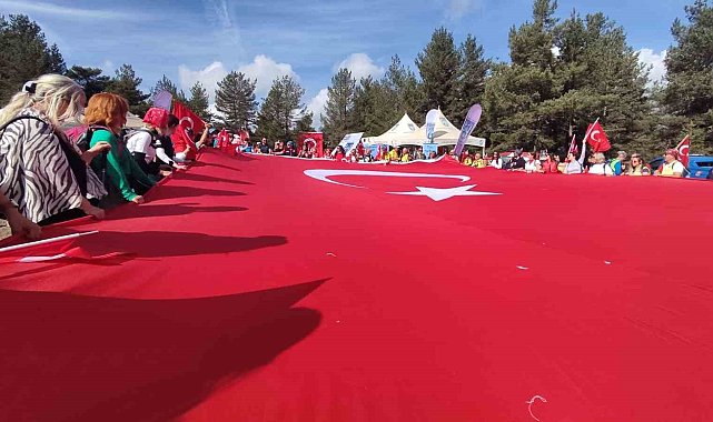 Ankaralı dağcılar Cumhuriyet'i Işık Dağı'nda kutladı