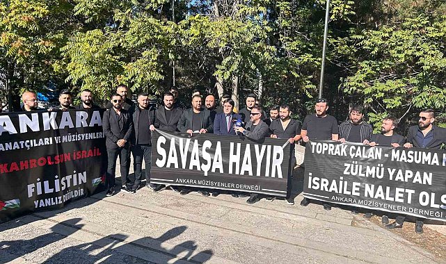 Ankaralı müzisyenler İsrail Büyükelçiliği'ne siyah çelenk bıraktı