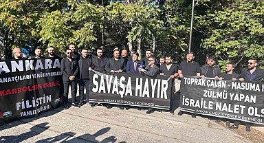 Ankaralı müzisyenler İsrail Büyükelçiliği'ne siyah çelenk bıraktı