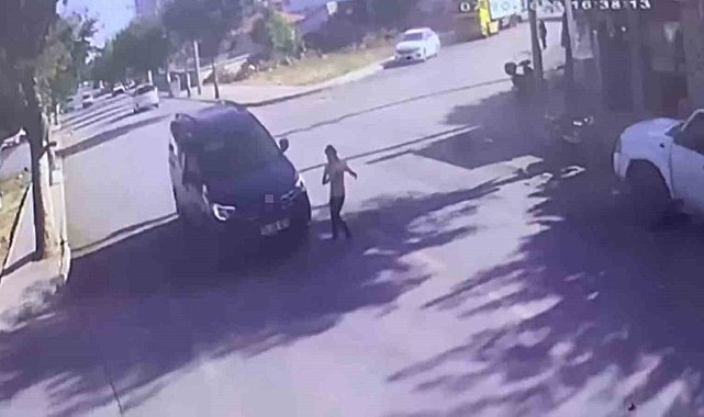 Aracın çarptığı çocuk yola savruldu, o anlar kameraya yansıdı