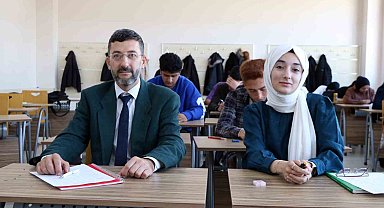Baba ve kızı aynı sınıfta üniversite öğretimi alıyor