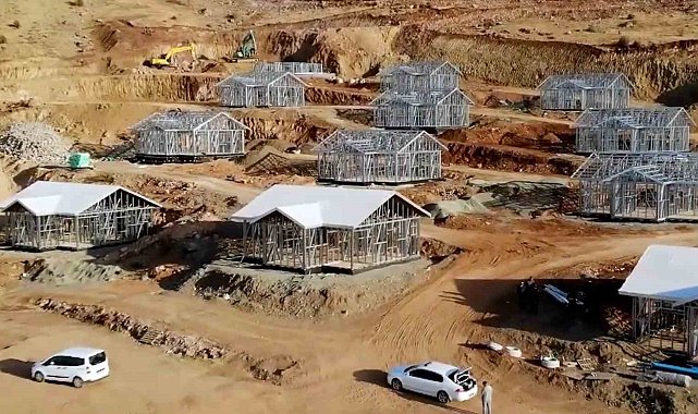 Bakan Özhaseki: "Deprem bölgesinde köy evleri hafif çelikten yapılacak"